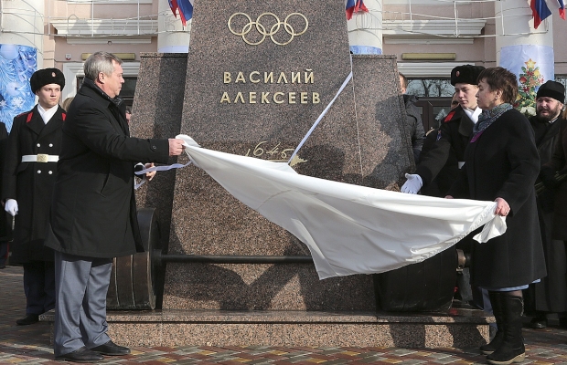 Губернатор Василий Голубев открыл в Шахтах памятник легендарному тяжелоатлету Василию Алексееву
